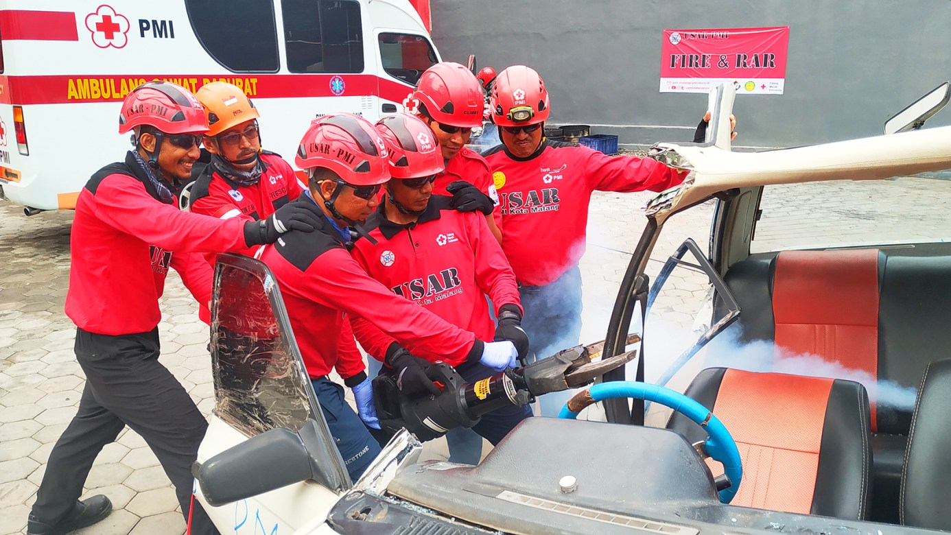 first aid accident kecelakaan diklat PMI PMR KSR relawan cianjur korps Red Cross Indonesia website