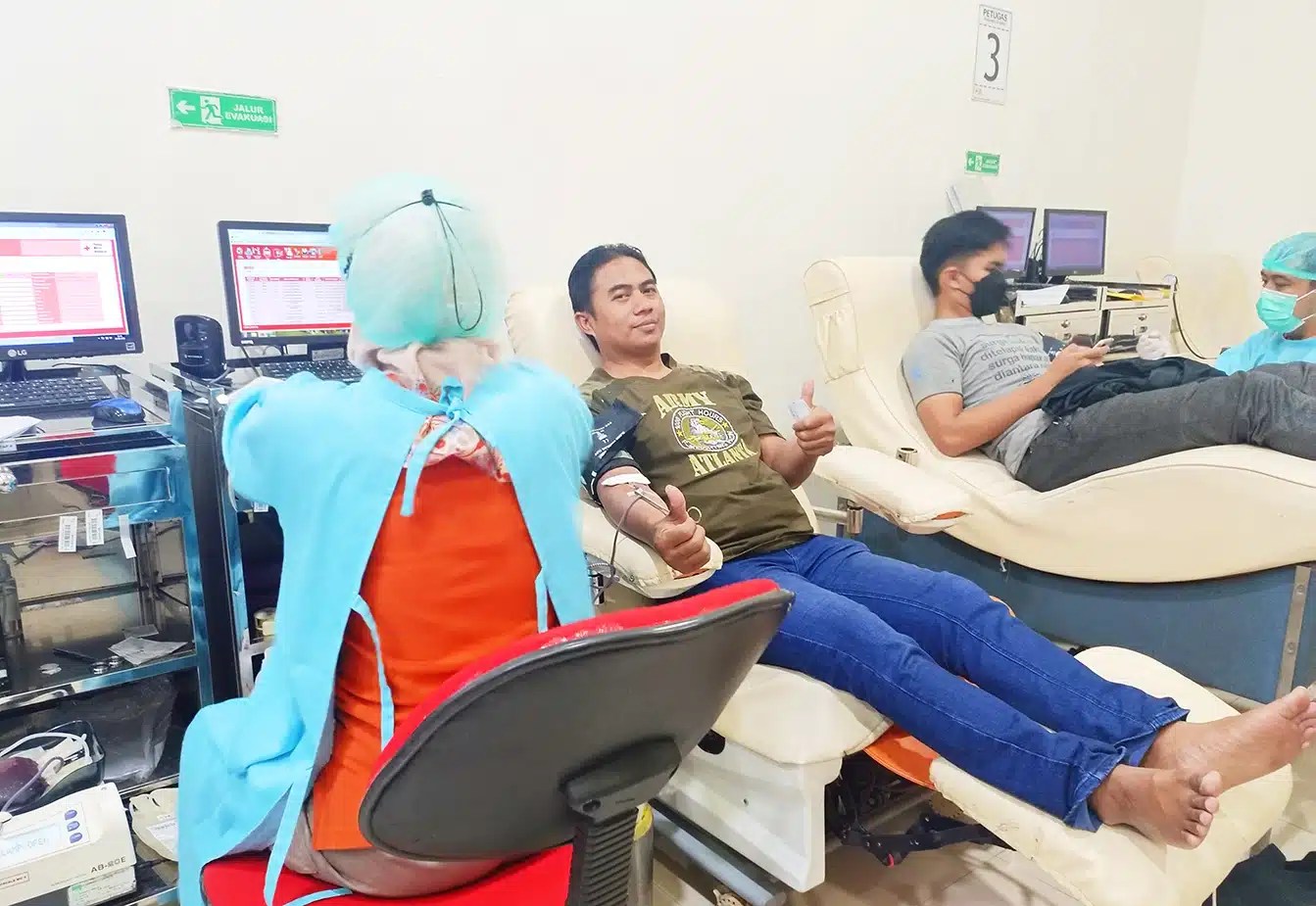 Relawan-PMI-PMR-KSR-cianjur-donor-darah-warga-bantuan-bencana-Indonesian-red-cross-bulan-sabit-Palang-Merah